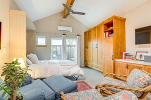 ウエスト・サクラメントにある2 Mi to Golden 1 Center Quiet Studio with Patioのベッドとソファのある寝室