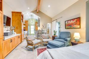 ウエスト・サクラメントにある2 Mi to Golden 1 Center Quiet Studio with Patioのベッドとリビングルームのある寝室
