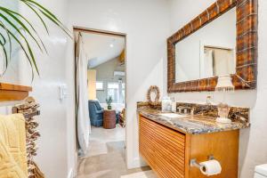 ウエスト・サクラメントにある2 Mi to Golden 1 Center Quiet Studio with Patioの洗面台と鏡のあるバスルーム