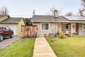 ウエスト・サクラメントにある2 Mi to Golden 1 Center Quiet Studio with Patioの私道に車を停めた家