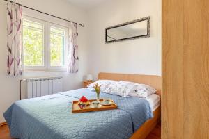 Ένα ή περισσότερα κρεβάτια σε δωμάτιο στο Countryside House Dugobabe +35 φωτογραφίες