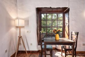 a dining room with a table and a window at Succession by Huskalia in Breña Alta