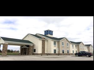 un edificio con una torre dell'orologio sopra di AmeriVu inn and Suites - Crookston a Crookston