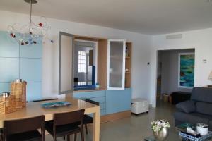 a kitchen and living room with a table and chairs at Ático Dos Bahías in Águilas