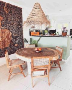 une salle à manger avec une table et des chaises et une cuisine dans l'établissement Boho chic Ibiza vibe appartment 4p, à Benissa