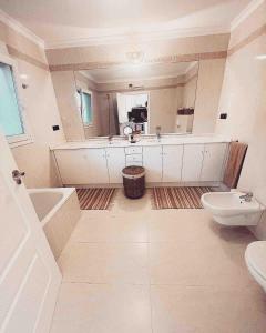 une salle de bain avec un lavabo, des toilettes et un miroir dans l'établissement Boho chic Ibiza vibe appartment 4p, à Benissa