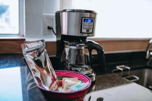 a coffee maker sitting on a counter with a basket at Casa Franlus Depa4 in San Cristóbal de Las Casas