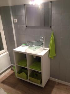 W łazience znajduje się umywalka i lustro. w obiekcie Appartement L'Atypique w mieście Pertuis