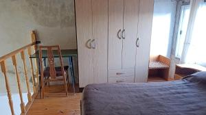 a bedroom with a desk and a table with a chair at Casa loft zona céntrica in Comodoro Rivadavia
