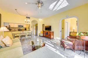 una sala de estar con un sofá y una mesa en Lovely Naples Vacation Rental with Shared Pools!, en Naples