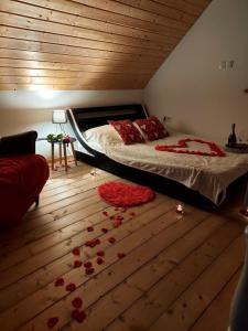 a bedroom with a bed with roses on the floor at Ranczo pod lasem in Witnica