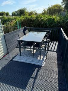 Ein Tisch und Stühle stehen auf einer Terrasse in der Unterkunft Hosting4U in Felpham + 8 Fotos