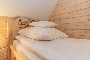 Ένα ή περισσότερα κρεβάτια σε δωμάτιο στο Domki na Ostrysie +18 φωτογραφίες