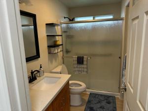 Koupelna v ubytování Come live in comfort! + 22 fotografií