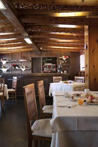 TH Corvara - Greif Hotel tesisinde bir restoran veya yemek mekanı