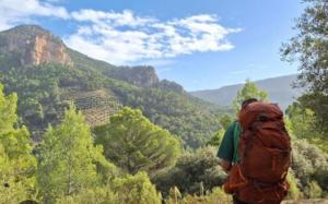 Un uomo con uno zaino che guarda una montagna di Vivienda turística LA CAPE a Segura de la Sierra Altre 14 foto