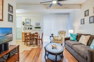 TV a/nebo společenská místnost v ubytování Kona Mansion C-208