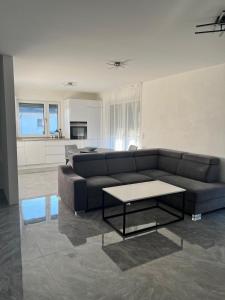 Η κουζίνα ή μικρή κουζίνα στο Haus Villa-Moderne 2 Zimmer Ferienwohnung in Wallersdorf-Haidlfing