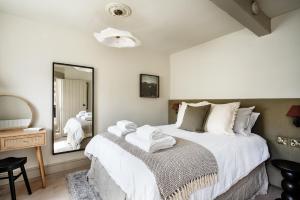 una camera da letto con un letto grande con asciugamani sopra di Drakes Cottage a Cartmel