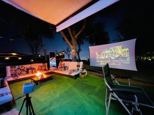 Večerní zábavní program pro hosty v ubytování Rehla RV Camping Sarooj Park Al Ain