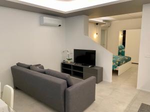 TV a/nebo společenská místnost v ubytování NEW Residenza le Essenze - i 7 Laghi