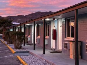 ボルダーシティにあるBoulder City Innの日没の駐車場の一列