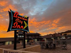 博尔德城Boulder City Inn的日落时分为一个邪教城市旅馆作标志