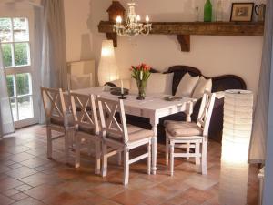 ein Esszimmer mit einem weißen Tisch und Stühlen in der Unterkunft Ferienhaus Münzenberg 53 in Quedlinburg