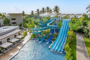 un'immagine di uno scivolo d'acqua in un resort di Dreams Royal Beach Punta Cana - All Inclusive a Punta Cana Altre 37 foto