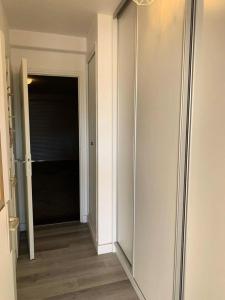 pusty korytarz z drzwiami do szafy w obiekcie Résidence Héliopolis Bâtiment L - Studio 4 pers CAP d'AGDE MAE-4524 w Cap d'Agde +1 zdjęcie