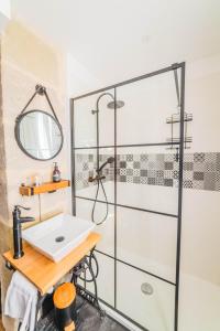 un bagno con doccia e lavandino di Escale de Dali - 1 Chambre a Brive-la-Gaillarde