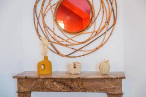 uno specchio seduto sopra un tavolo con un tavolo sidx sidx sidx di Escale de Dali - 1 Chambre a Brive-la-Gaillarde Altre 8 foto