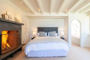 a white bedroom with a bed and a fireplace at chenxiao in Moody +44 photos