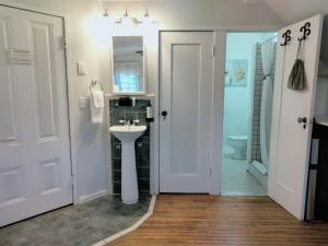 une salle de bain blanche avec un lavabo et des toilettes dans l'établissement Cherokee Lodge, à San Diego