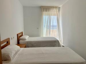 En eller flere senge i et værelse på Candela 55 Dúplex con terraza y piscina + 24 billeder