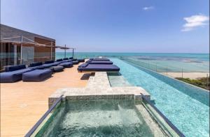 a swimming pool on the roof of a building at ED NEW TIME 1121 Studio de Luxo à BEIRA MAR de Maceió in Maceió