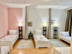 Ένα ή περισσότερα κρεβάτια σε δωμάτιο στο Hevals Budget & Beyond Apartments