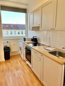 Η κουζίνα ή μικρή κουζίνα στο Hevals Budget & Beyond Apartments