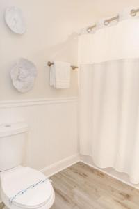 Ένα μπάνιο στο 1005 Queen Pet Friendly Suite, 1st Floor Surfside