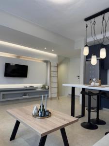 Televisyen dan/atau pusat hiburan di Beach House No2- Nea Roda Halkidiki +37 gambar