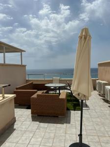 En balkon eller terrasse på Candela 55 Dúplex con terraza y piscina