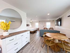 サーフ・シティにある1008 King Suite, 1st Floor Serenityのテーブルとソファのあるリビングルーム +26枚の写真