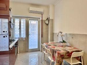 Η κουζίνα ή μικρή κουζίνα στο Appia House