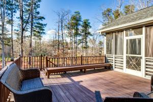 Balkón nebo terasa v ubytování Executive WFH-Friendly Haven in Blythewood!