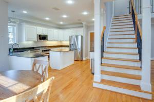 Kuchyň nebo kuchyňský kout v ubytování Executive WFH-Friendly Haven in Blythewood!