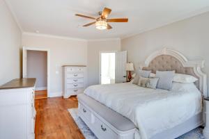 Postel nebo postele na pokoji v ubytování Executive WFH-Friendly Haven in Blythewood!