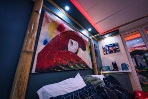 TV/trung tâm giải trí tại Stanislas Sensual Bali Love Room Jacuzzi 300m place Stanislas