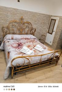a bed with towels on it in a room at Loft Deluxe Clary in Bari