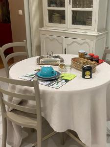une table blanche avec un chiffon de table blanc dans l'établissement CALME , PROCHE du Centre, Grande Terrasse, Petit déjeuner, à Bordeaux