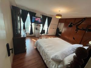 a bedroom with a bed and a television in it at SúperAnfitrión Coyoacán King 1 in Mexico City
